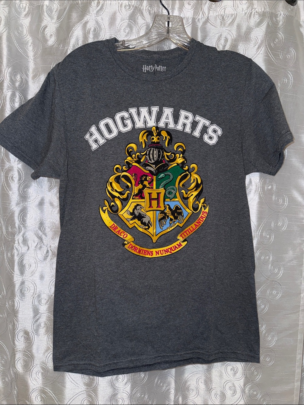 Harry Potter Hogwarts Crest Graphic Tee - Charcoal Men’s Size Small 🔥 G11